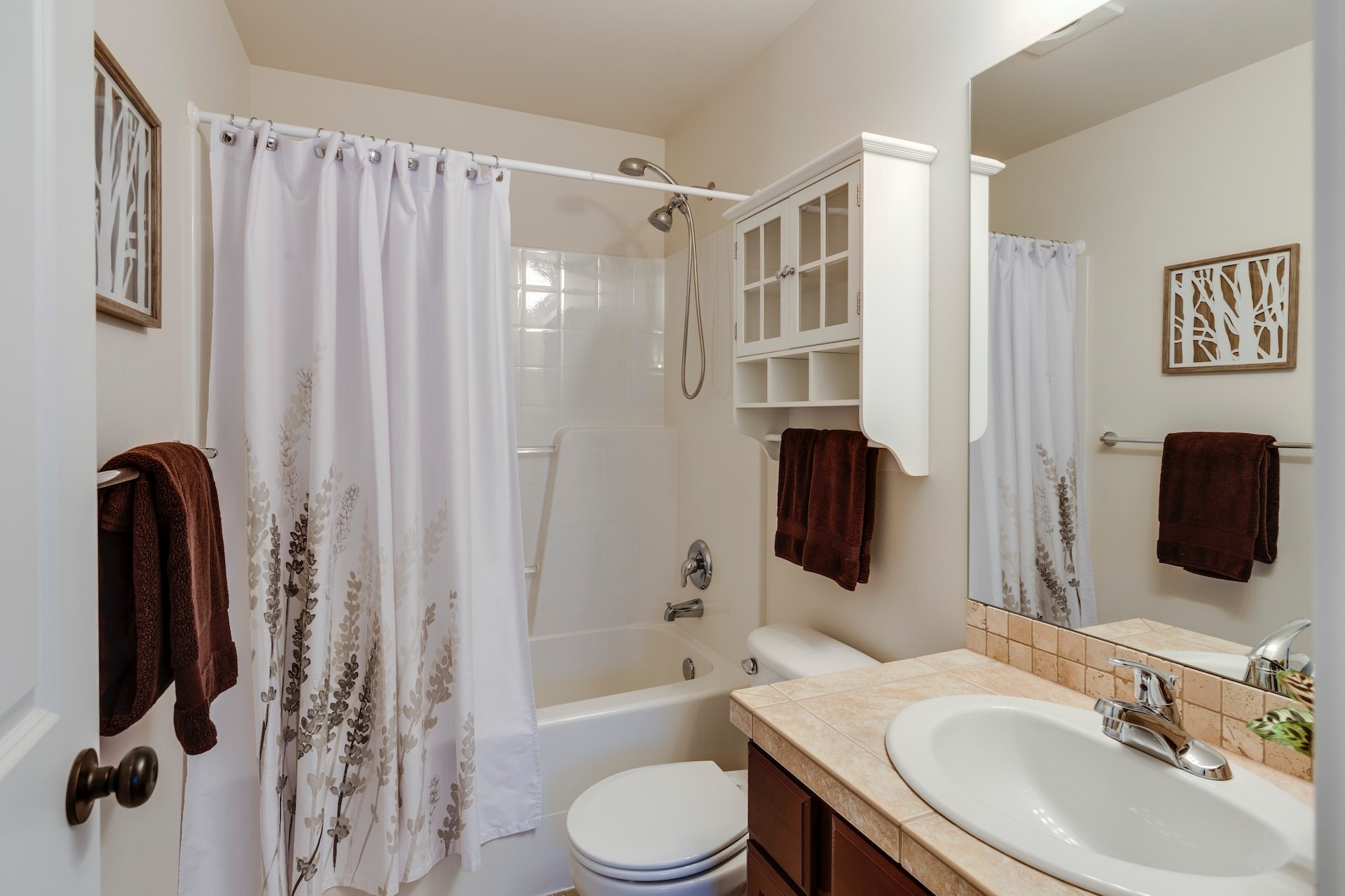 Como decorar uma casa de banho pequena e deixá-la moderna: três dicas essenciais